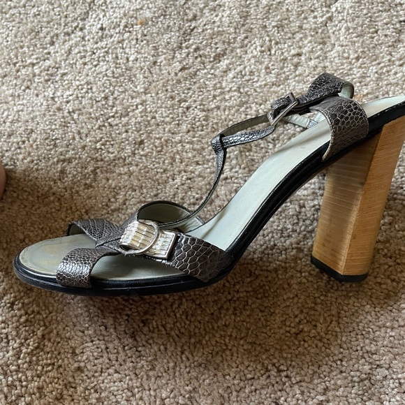Gucci Lizard T-Strap Heel Sandals Sz 9 Block Heel Crystals FLAWS-missing crystal - Picture 2 of 15